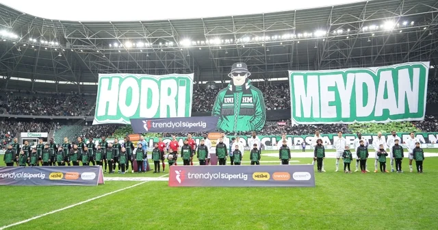 Hodri Meydan dan Beşiktaş maçına özel koreografi Kulüplerin gerçek sahipleri taraftarlarıdır Maçı 22 bin biletli seyirci takip etti Kocaeli Haberleri