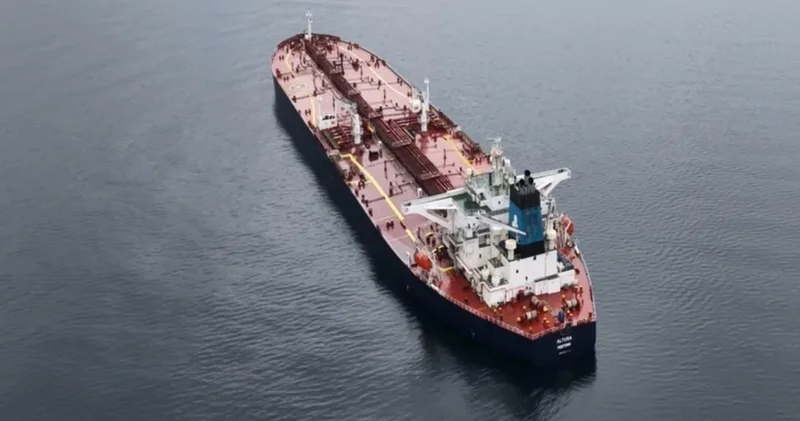 İstanbul Boğazı na 14 mil kala saldırıya uğramıştı! Türkeli Demirleme Sahası na çekilen tanker havadan görüntülendi