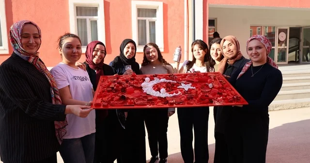 Bilecik te sıfır atık etkinliğinde atıklarla Türk bayrağı oluşturuldu Bilecik Haberleri