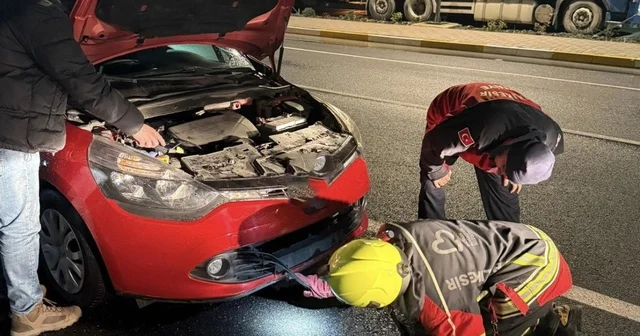 Aracın motoruna giren tilki ekiplerce kurtarıldı Balıkesir Haberleri