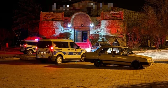 Kavgayı ayırmaya çalışan gece kulübü çalışan bıçaklandı Şüpheliler otomobillerini olay yerinde bırakarak, kaçtı Kayseri Haberleri