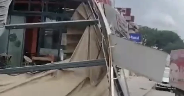 Denizli de çatılar uçtu, ağaçlar araçların üzerine devrildi, insanlar yürüyemedi Denizli Haberleri