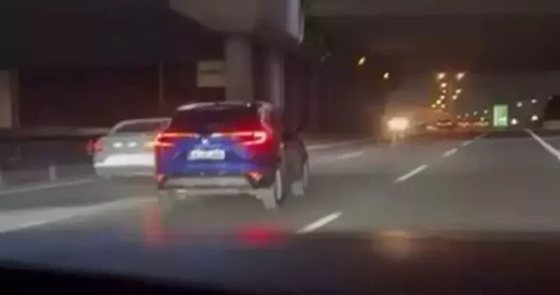 Pendik Tem Otoyolu nda trafiği tehlikeye atan otomobil sürücüsü kamerada