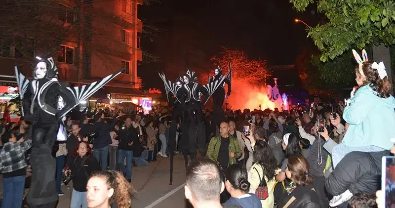 25’inci Uluslararası Adana Tiyatro Festivali, renkli kortejle ‘Perde’ dedi