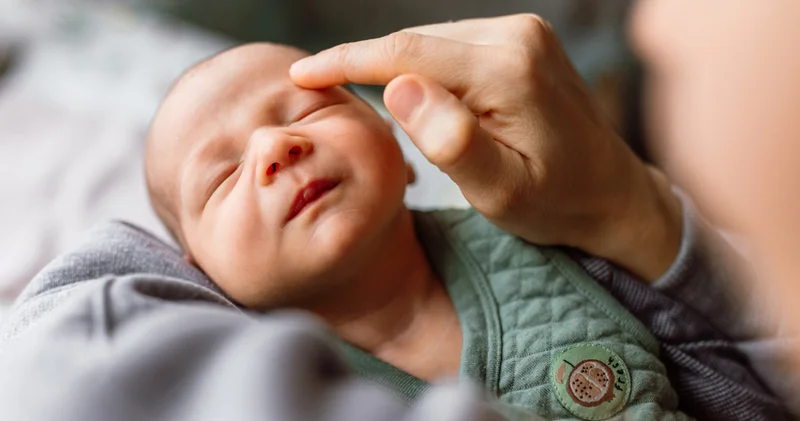 Ağlamadan önce bebeğinizin aç olduğunu nasıl fark edersiniz?