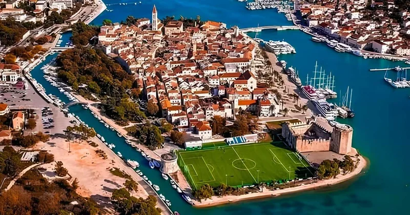 Dünyanın en güzel halı sahasında manzaraya bakmaktan top oynanmıyor