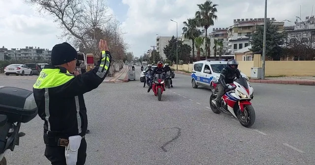 Mesleğinde 32 yılı geride bırakarak emekli olan trafik polisinin son görevinde motosikletlilerden sürpriz Hatay Haberleri