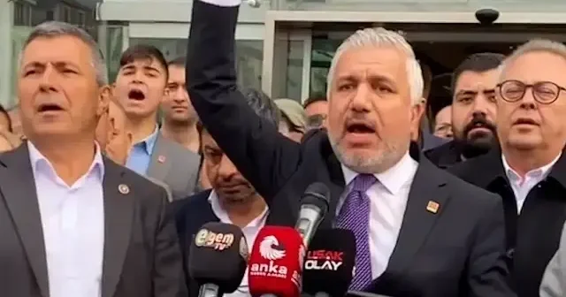 Uşak Belediyesi önünde toplanan CHP’liler “ya hep beraber ya hiç birimiz” sloganı attı VİDEO İZLE