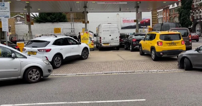 İngiltere de bazı akaryakıt istasyonlarında geçici tedarik kısıtı yaşandığı bildirildi