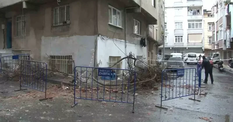 Bağcılar’da bir binanın çatısı çöktü: 2 araç hasar gördü