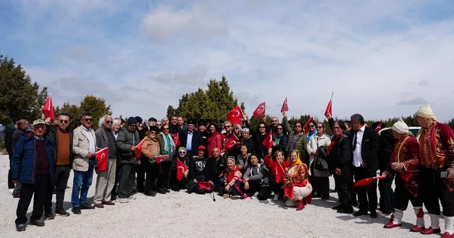 Torosların zirvesinde 106 yıl sonra milli mücadele ruhuyla yürüdüler Al yazmasıyla Fadime Doğan ın okuduğu Cumhuriyet şiiri büyük beğeni aldı Mersin Haberleri