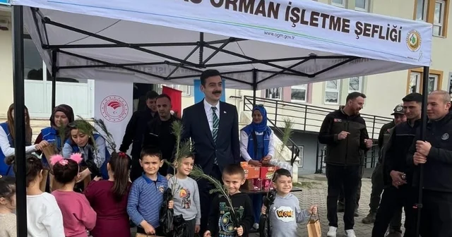 Manyas ta Orman Haftası nda fidanlar öğrencilere dağıtıldı Balıkesir Haberleri