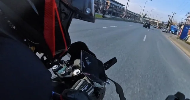 Bir anda şerit değiştirdi, motosikletler çarpıştı O anlar kask kamerasında Bursa Haberleri