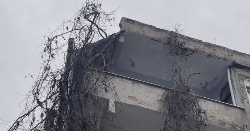 İstanbul da korkutan çatı çökmesi: Bina tahliye edildi, sokağa girişler kapatıldı Sözcü Gazetesi