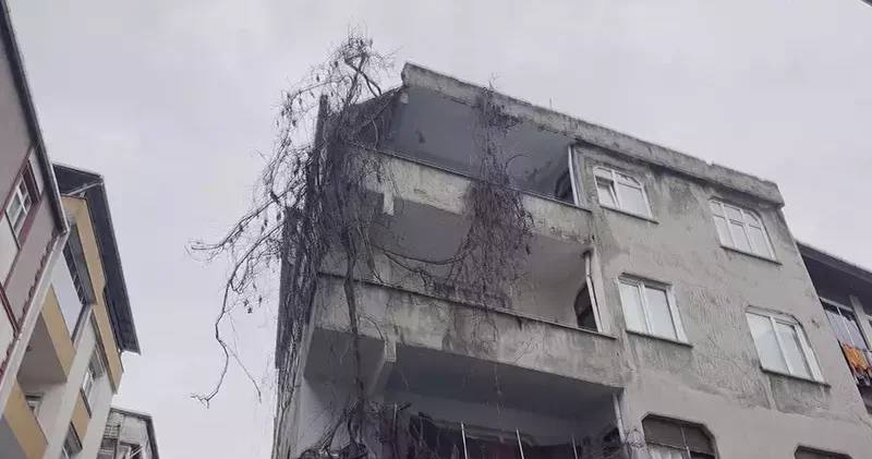 Bağcılar da apartmanın çatısından kopan parçalar 2 otomobilin üzerine düştü