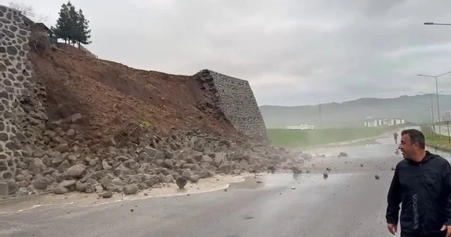 Şırnak ta istinat duvarının yıkıldığı anlar kamerada Şırnak Haberleri