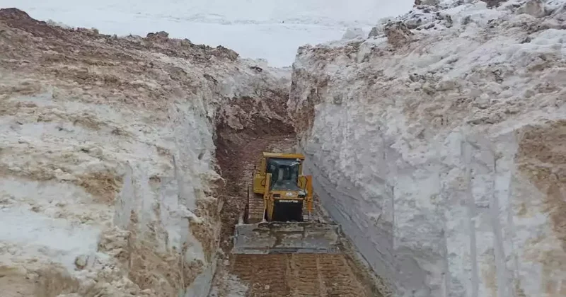Gören dönüp bir daha bakıyor! 8 metrelik kar tüneli şaşkınlık yarattı