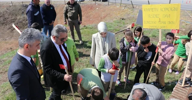 Cumayeri nde fidanlar toprakla buluştu Hilaltepe Millet Bahçesi nde ağaçlandırma etkinliği yapıldı Düzce Haberleri