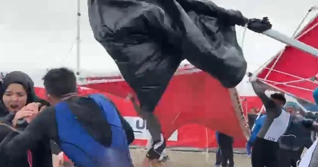 Salda Duatlonu Türkiye Kupası nda şiddetli rüzgar çadır ve bariyerleri uçurdu, o anlar kameralara yansıdı Burdur Haberleri