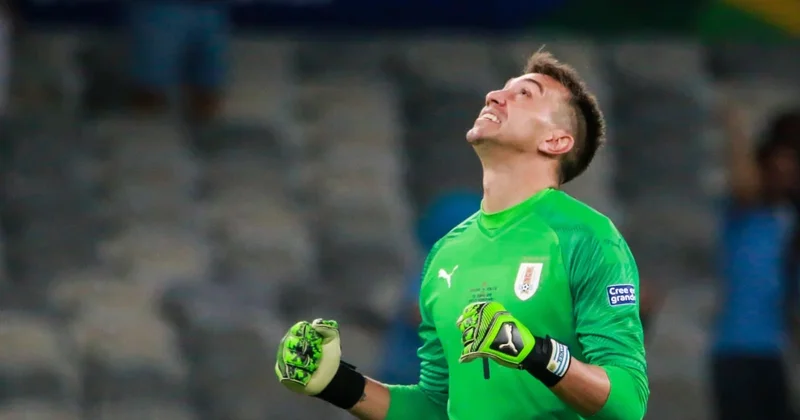 Muslera 3.5 yıl sonra eldivenleri giydi! İngiltere ye sahayı dar etti Sözcü Gazetesi