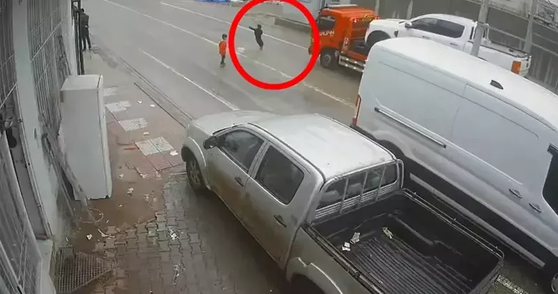 Yola fırlayan çocuk kazadan son anda kurtuldu