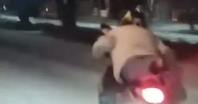 Motosiklet sürücüsünün trafikte tehlikeli anları kamerada Elazığ Haberleri