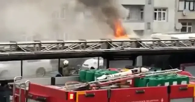 İstanbul da toplu ulaşım skandalları bitmek bilmiyor: Şişli’de metrobüs cayır cayır yandı VİDEO İZLE