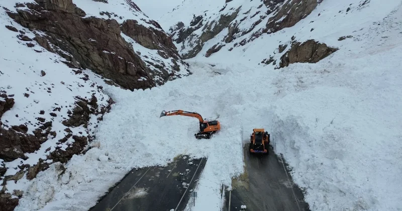 Van Hakkari kara yolu çığ nedeniyle kapandı Sözcü Gazetesi