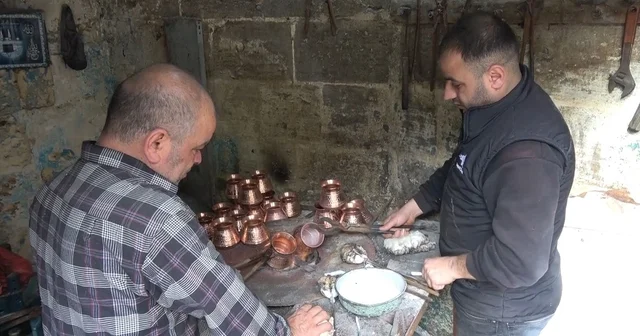 Çocuk yaşta başladığı kalaycılığı 50 yıldır sürdürüyor Kalaycı Cuma usta 50 yıldır bakırı sevgiyle parlatıyor Gaziantep Haberleri