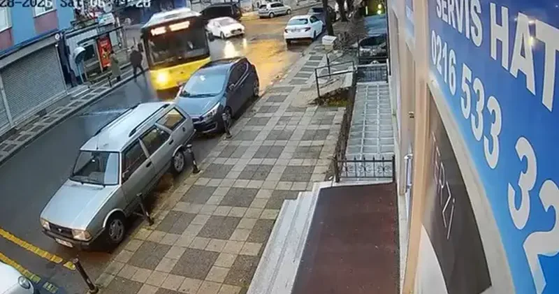 Ümraniye de İETT otobüsü park halindeki otomobillere çarptı; kaza kamerada