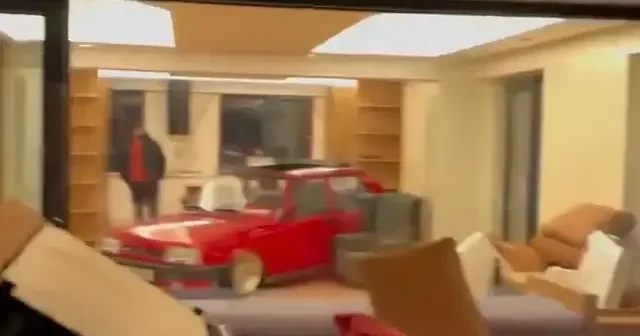 Modifiye yasak diye aracını 11 inci kattaki dairesine çıkardı VİDEO İZLE