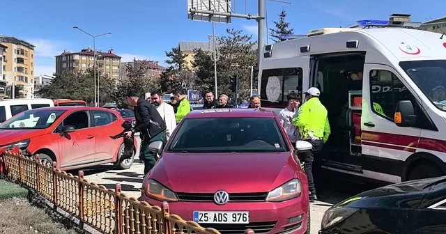 Araç içerisindeki köpek üzerine atlayınca direksiyon hakimiyetini kaybetti Erzurum Haberleri