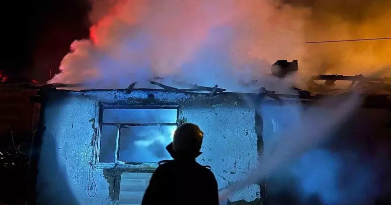 Kullanılmayan ev alev alev yandı