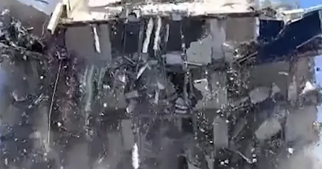 İş makinesinin kolona son dokunuşu 7 katlı binayı yerle bir etti VİDEO İZLE