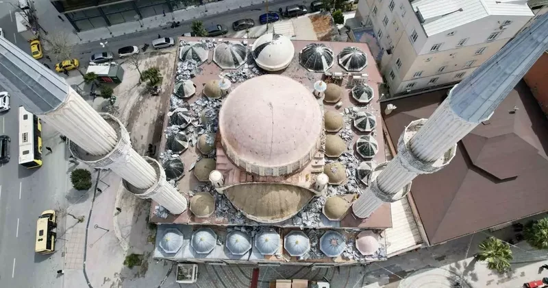 Arnavutköy’ün simgesi 46 yıllık Merkez Camii yıkılıyor
