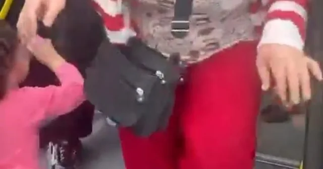 Otobüste kadınlar yer kavgasında şoförün kolunu ısırdı Bursa da yer yüzünden kavga eden kadınlar şoförün kolunu ısırdı Bursa Haberleri