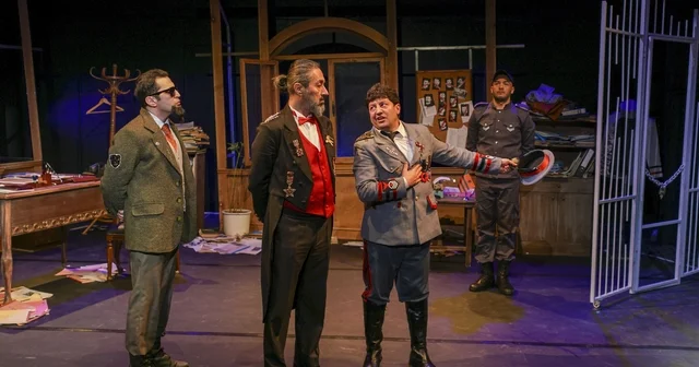 AŞT Dünya Tiyatro Günü nü üç ayrı sahnede üç farklı oyunda kutladı Antalya Haberleri