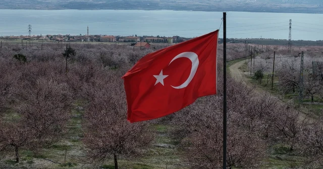 Kayısı bahçeleri beyaza büründü, ortaya eşsiz manzaralar çıktı Elazığ Haberleri