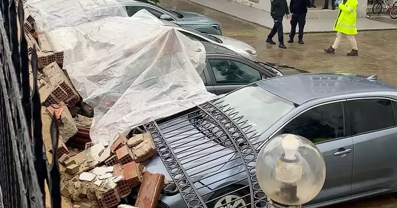 Aydın da istinat duvarı çöktü; 4 otomobil hasar gördü