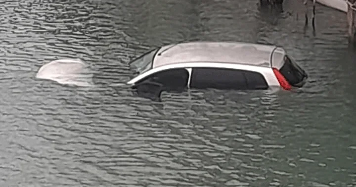 Antalya da otomobil dereye uçtu! Araçtaki 3 kişi kendi imkanlarıyla kurtuldu