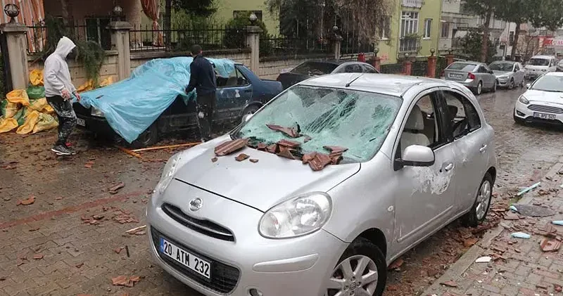 Denizli de kuvvetli rüzgar; ağaçlar devrildi, çatılar uçtu