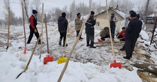 Hakkari Durankaya da ahır çöktü 5 hayvan telef oldu Hakkari Haberleri
