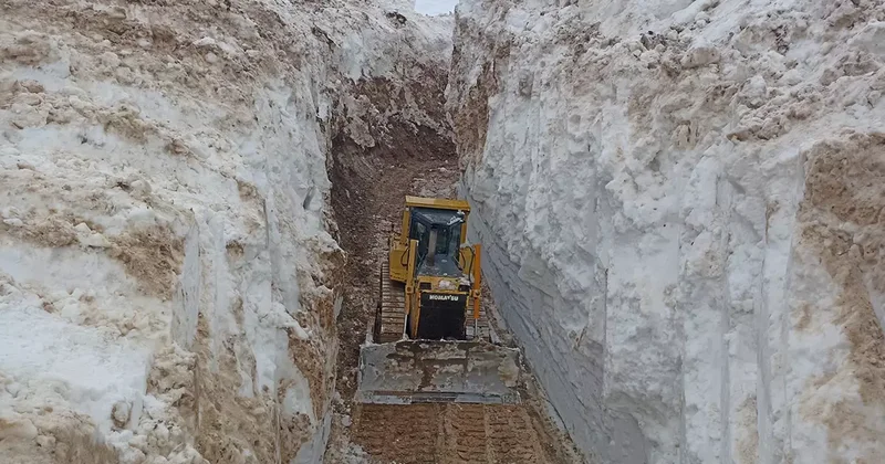 Görüntüler Türkiye’den… 8 metrelik kar tünellerinin arasında ilerlediler