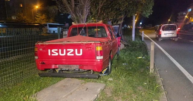 Kontrolü kaybeden kamyonet orta refüje savruldu; 1 yaralı Bursa Haberleri