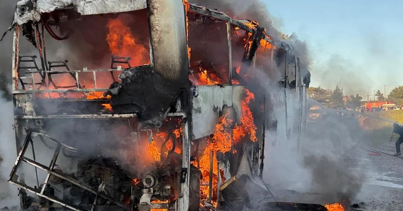 Seyir halindeki tur otobüsü alev topuna döndü
