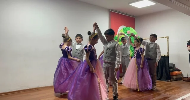 Kars ta miniklerden büyük performans: Köy ilkokulu öğrencileri sahnede göz doldurdu Kars Haberleri