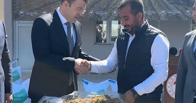 Niğde’de üreticiye büyük destek: Tohum ve fide dağıtımı yapıldı VİDEO İZLE