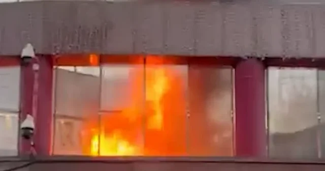 Şişli de plaza girişinde bulunan elektrikli otomobil alev aldı VİDEO İZLE