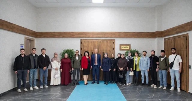 Öğrenciler vakıf eserleri deneyimlerini rektörle paylaştı Erzincan Haberleri