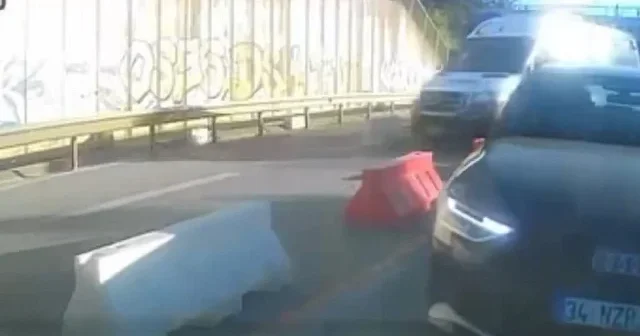 İstanbul’da örnek davranışıyla hayata yol açtı: Ambulans için dubaları tek tek kaldırdı VİDEO İZLE